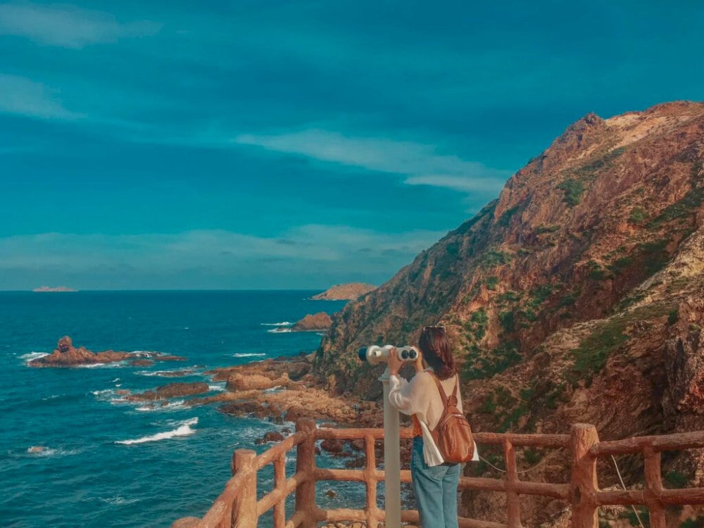 Từ đài quan sát ngắm trọn vẻ đẹp hoang sơ của Eo Gió
